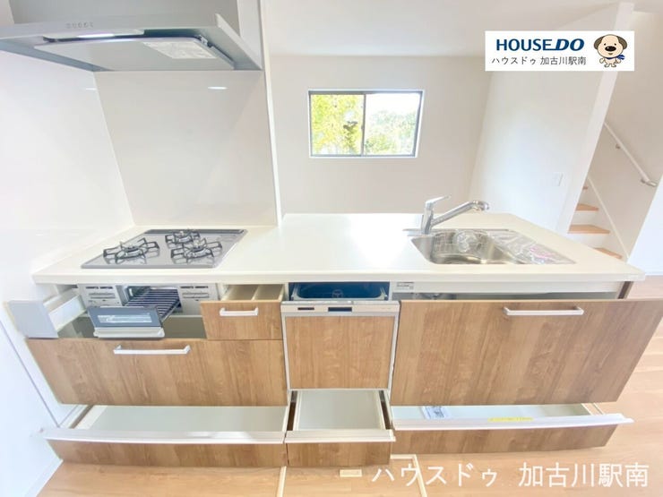 料理好きも納得の収納たっぷり、3口コンロで同時調理もラクラク!
三口ガスコンロ+グリル付きで、同時調理もスムーズです♪