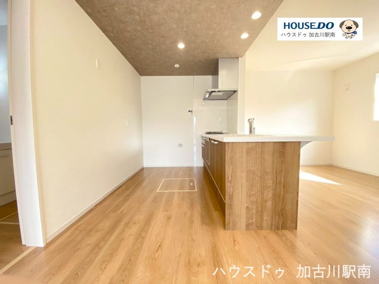 料理好きも納得の収納たっぷり、3口コンロで同時調理もラクラク!
三口ガスコンロ+グリル付きで、同時調理もスムーズです♪