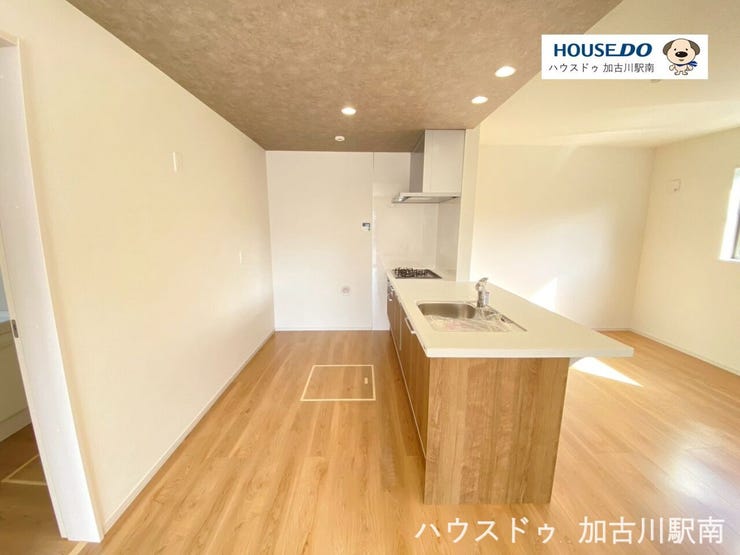 料理好きも納得の収納たっぷり、3口コンロで同時調理もラクラク!
三口ガスコンロ+グリル付きで、同時調理もスムーズです♪