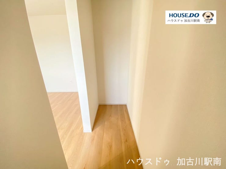 2階・6.5帖のお部屋にあるウォークインクローゼットです♪
着る・しまうが一つの空間に。しまう場所”がある安心感!