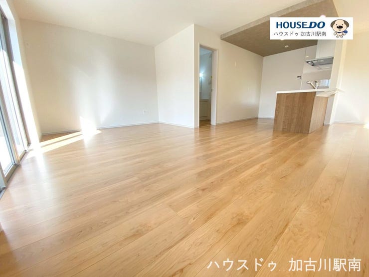 20.6帖の広々とした空間で、ソファやダイニングセットもゆったり配置可能です。テレビ・収納・観葉植物など、インテリアの自由度も高い設計となっています♪