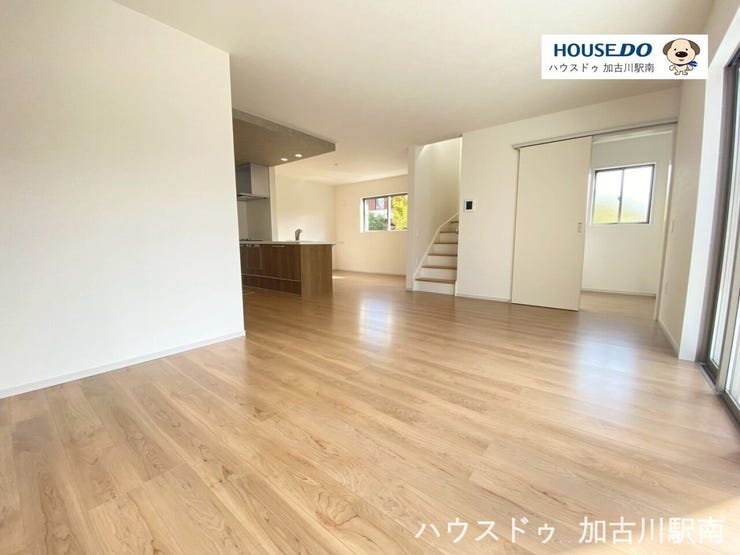 広々とした空間で、ソファやダイニングセットもゆったり配置可能です。テレビ・収納・観葉植物など、インテリアの自由度も高い設計となっています♪