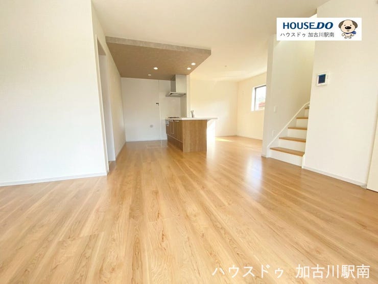 【居間・リビング】
広々とした空間で、ソファやダイニングセットもゆったり配置可能です。テレビ・収納・観葉植物など、インテリアの自由度も高い設計となっています♪