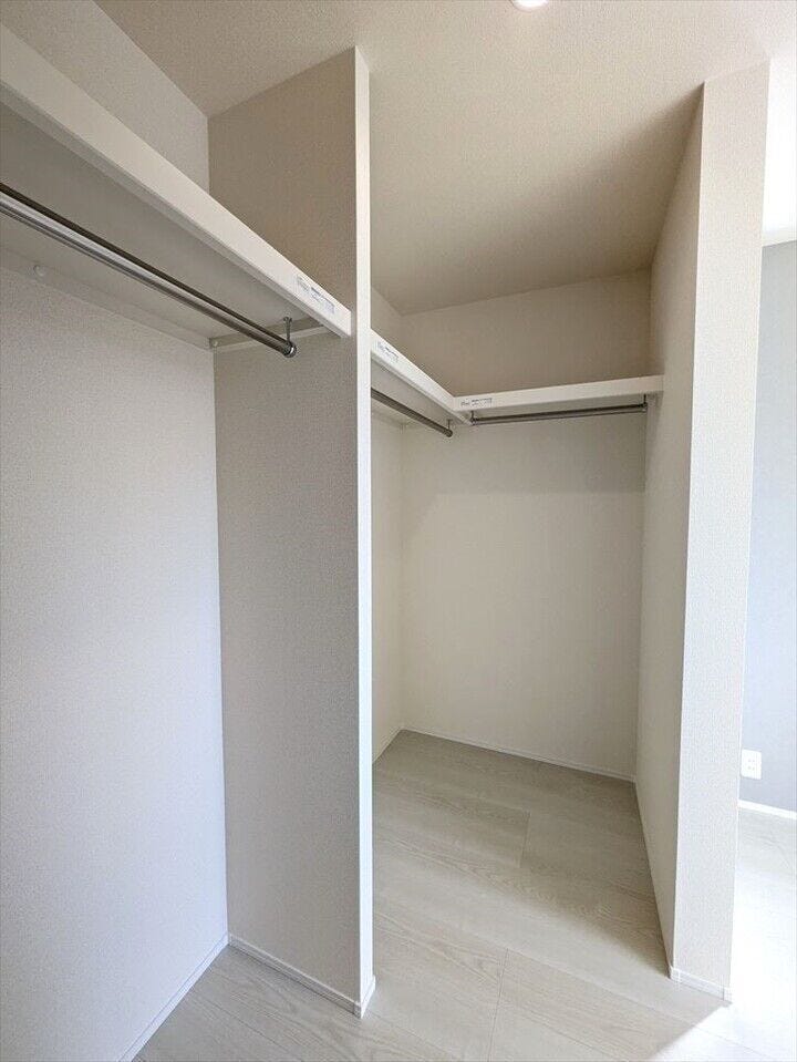 【同社施工例】
ウォークインクローゼット付き!。衣類をずらりと並べて収納できるので、毎日の洋服選びも楽しくなりそうです