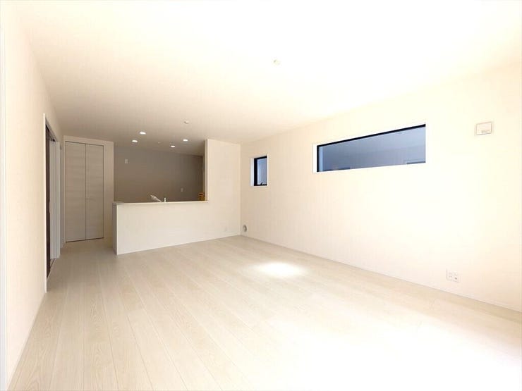 【同社施工例】
日当たりのよい温かい雰囲気の広々LDKスペースです♪
ご家族との団欒をこちらでゆったりとお過ごしください♪