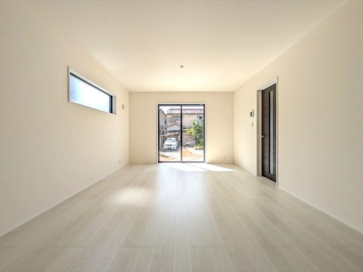 【同社施工例】
大きな掃き出し窓があり、とても明るいLDK
対面キッチンのリビングで遊ぶお子様の様子も見えるので安心です♪