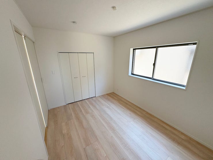 室内(2026年3月)撮影
◎本日案内可能◎
腰高窓は家具の配置がしやすい仕様です◎