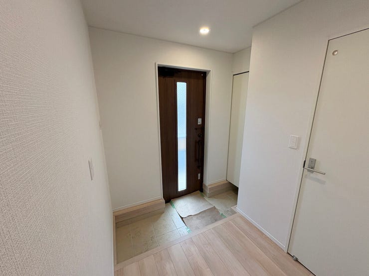 室内(2026年3月)撮影
◎本日案内可能◎
シューズボックス付きの玄関◎一時的にベビーカーや濡れたものを置けるスペースもあります♪