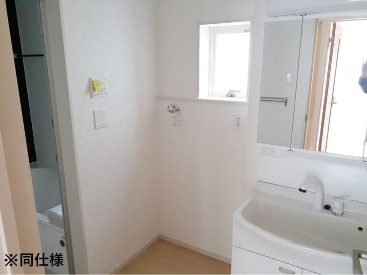 ※同仕様
◎現地案内予約受付中!◎
片付けながらの身支度ができる、三面鏡裏収納がついた洗面化粧台!