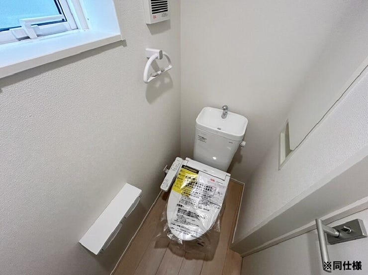 ※同仕様
◎現地案内予約受付中!◎
高機能付きシャワートイレは各階に設けております。
小窓があるのでこまめに換気ができ、衛生的です◎