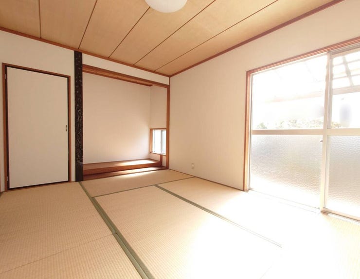 LDKに併設した約6帖の和室。居室としてもLDKの延長としても使用可能です。