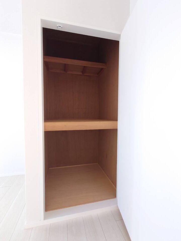 玄関ホールには収納があります。