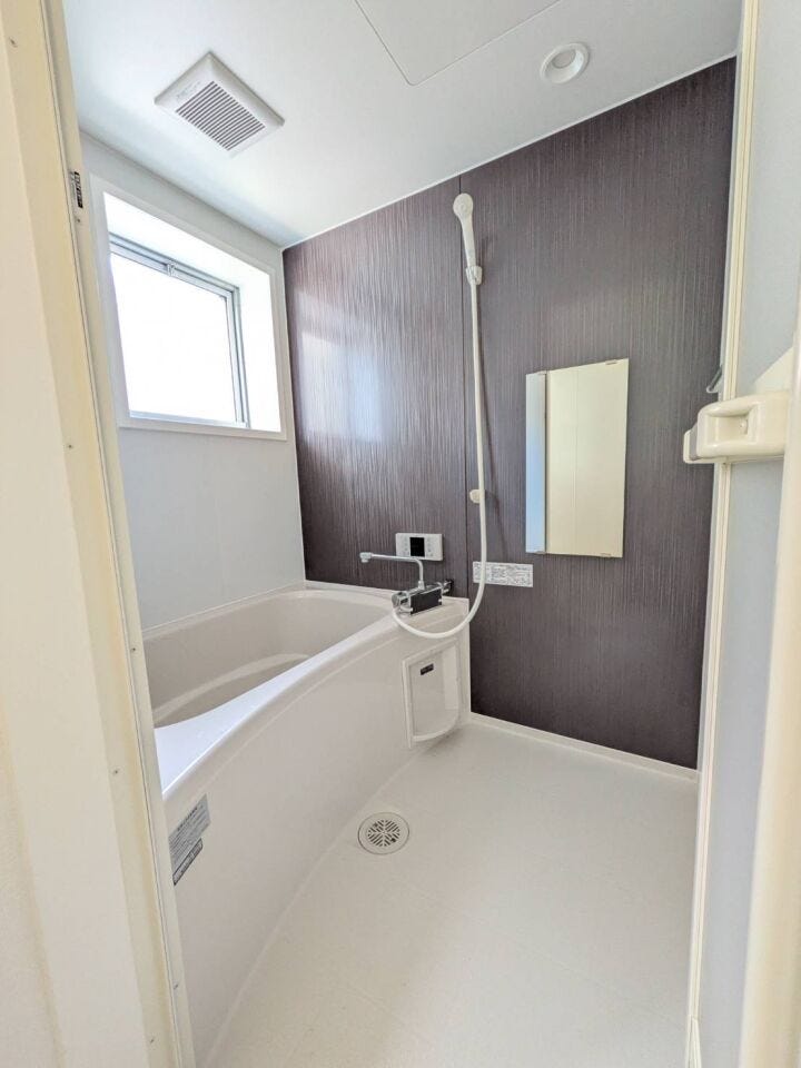 浴室には窓がついているので、熱気がこもりがちな浴室も換気ができるのでお掃除も楽々。