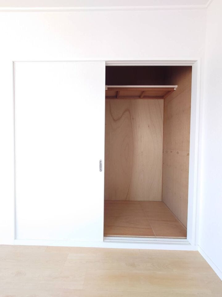 収納家具を減らして広々空間をお楽しみいただけるように工夫されていますね。