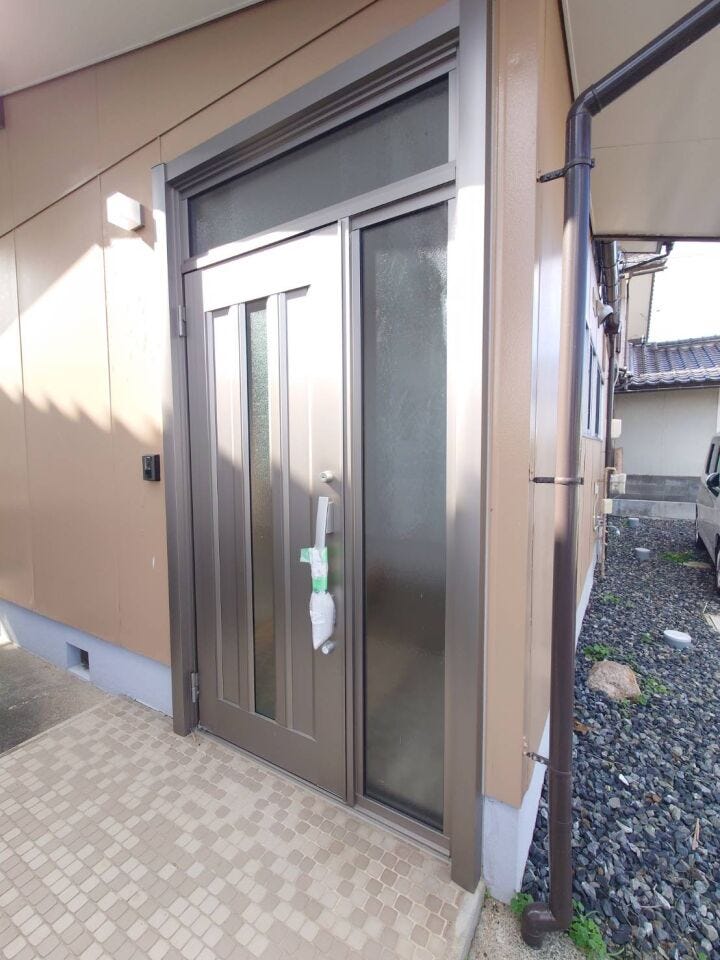 すりガラスのドアがあるため、光が差し込み明るい玄関になります。