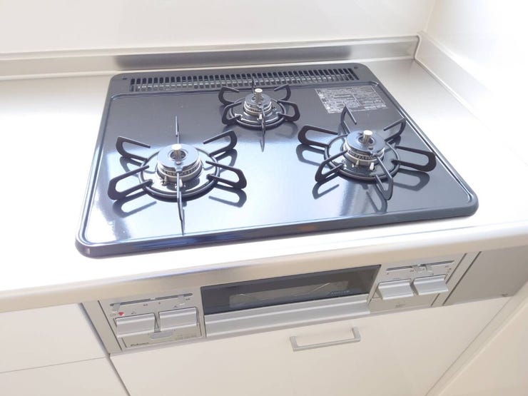 3口コンロを使用しているため、同時に複数の調理が可能です。