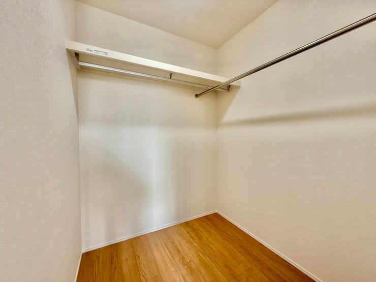 ◇WIC◇
大容量のWIC完備。お洋服もたくさん収納できて、お部屋がスッキリします。この空間量だからこその、季節物の衣装や沢山の思い出をしまえるゆったりとした収納スペースは大変重宝します。