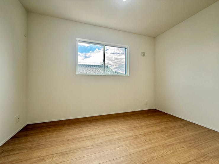 ◇5.5帖洋室◇
明るい洋室です。清潔感のあるお部屋は、どのようなインテリアも色使いが邪魔にならず、季節に合わせて雑貨類や小物使いも楽しめるような内装になっています。