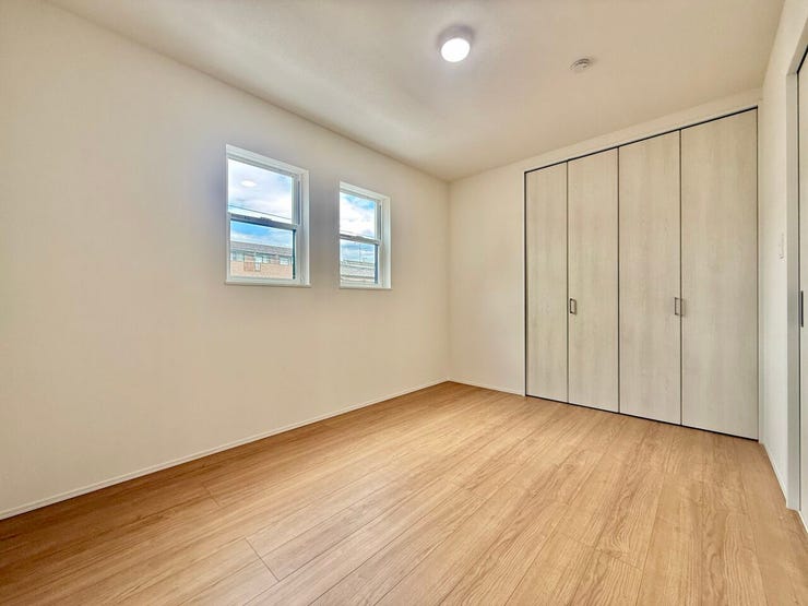 ◇6帖洋室◇
家族の成長に合わせ多目的に使える居室です。お子様のお部屋や、趣味のお部屋にしたり、使いやすい造りのお部屋になっています。クローゼット完備ですので、お部屋がスッキリしますね。