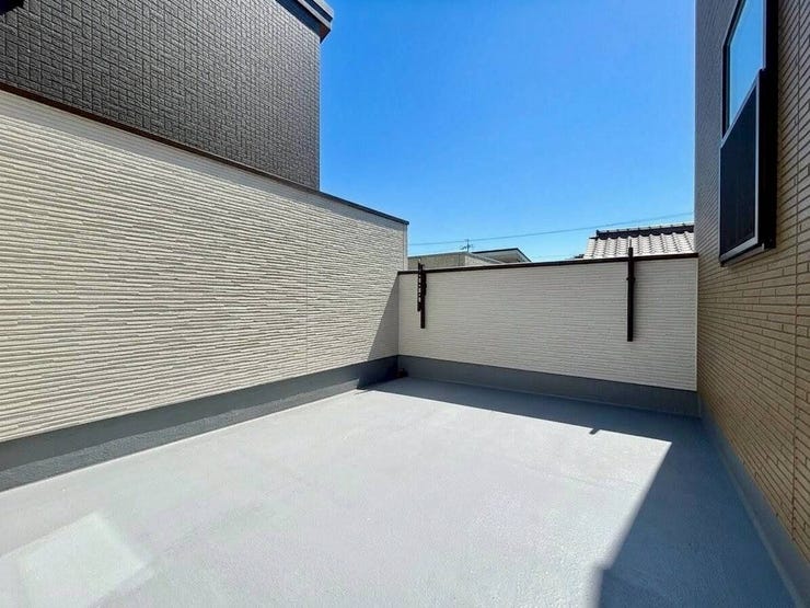 ◇バルコニー◇
広々としたバルコニーには、日差しが降り注ぎ、沢山の洗濯物やお布団など干す事ができます。また、自分好みのバルコニーを作り、お外でコーヒータイムなどもいいですね。