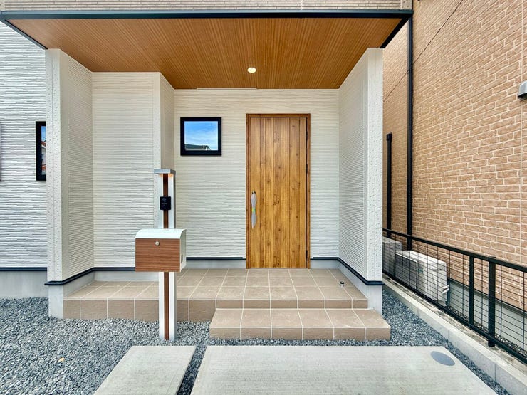 ◇エントランス◇
お家の顔となるエントランスは、木目調の玄関扉が魅力的です。ダウンライトも設置されていますので、玄関周りが明るく、暗い夜でもご家族やお客様を優しく迎えます。