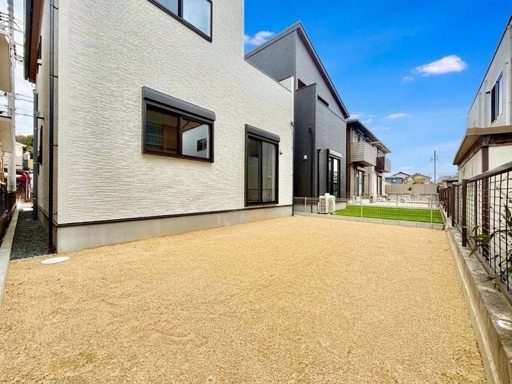 ◇庭◇
ゆとりあるお庭があります。お子様の遊び場として、BBQや家庭菜園などもお楽しみいただけます。イスやテーブルを置いてカフェスペースにしてもいいですね。