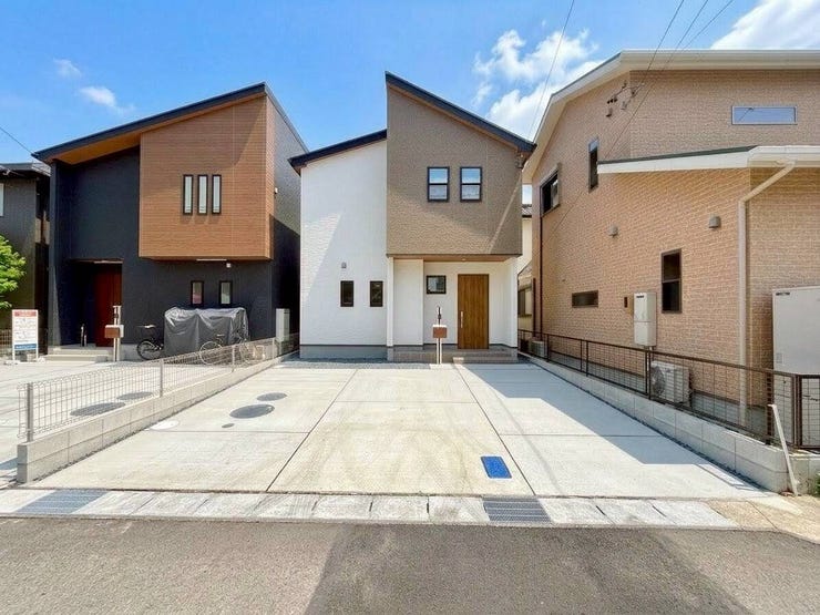 ◇駐車場◇
駐車スペースは並列3台可能です。来客時や、将来、車を買い足す場合にも安心です。ゆとりある駐車スペースは生活スタイルに合わせて柔軟に対応できますね。自転車やバイクなども置いていただけます。