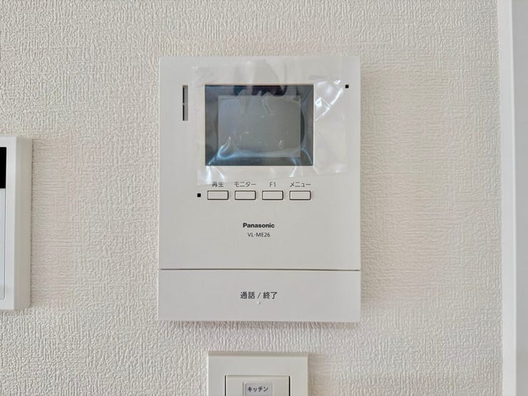 ◇TVモニター付インターホン◇
TVモニターで訪問者を確認してから会話することができますので、安心して対応していただけます。また、姿を見られたくない空き巣や不審者が嫌がるため防犯効果も高まります。