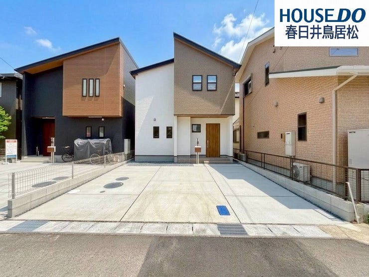 【外観】
◇外観写真◇
閑静な住宅街「不二ガ丘3丁目」に、新築住宅の登場です♪南側のお庭ではBBQやガーデニング等お楽しみいただけます♪駐車スペースはうれしい並列3台分です♪