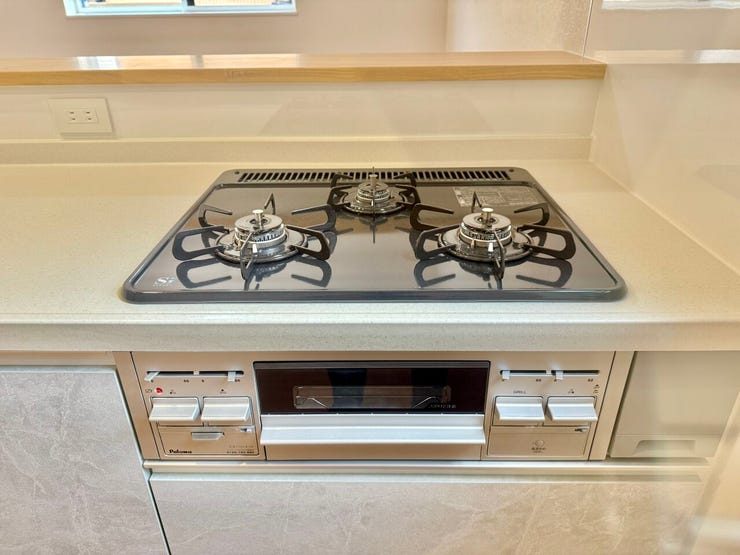 ◇三口コンロ◇
一度にたくさんの調理ができ、朝食の準備もお弁当作りもラクラクです。栄養面や彩りに気を配ると品数も増えますが、広いワークトップなのでたくさん作ってもスペースに余裕があります。