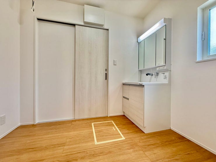 ◇洗面所◇
ゆとりのある広さで快適な洗面室となっています。何人かが同時に洗面室にいても邪魔にならない広さを確保しています。朝の忙しい時間帯でもスムーズに身支度できそうですね。