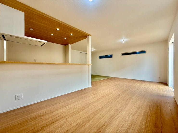 ◇リビング◇
リビングからは豊かな採光が射し込んできます。明るさと解放感に溢れゆったりとしたひと時を過ごすことが出来ます。柔らかな陽光は暮らしをより豊かなものにしますね。