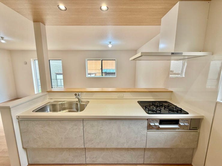 ◇キッチン◇
人気の対面式キッチンを採用しています♪家族と会話しながら料理をしたり、カウンターにできた料理を置いて、お子様にお手伝いしてもらいながら楽しく料理ができます。