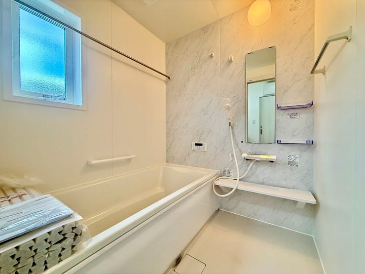 ◇浴室◇
毎日の疲れを癒す場所だからこその、シンプルで落ち着いた空間となっています。浴槽にゆっくりと身を沈め深く瞑想をすれば、また新たな活力が湧いてきます。浴室換気乾燥機付きです。