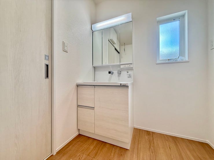 ◇洗面所◇
清潔感のある洗面台です。三面鏡の裏が収納スペースになっているので、ヘアケアグッズ・コンタクトなど毎日つかうものを収納出来、出し入れしやすくて使い勝手が良いです。