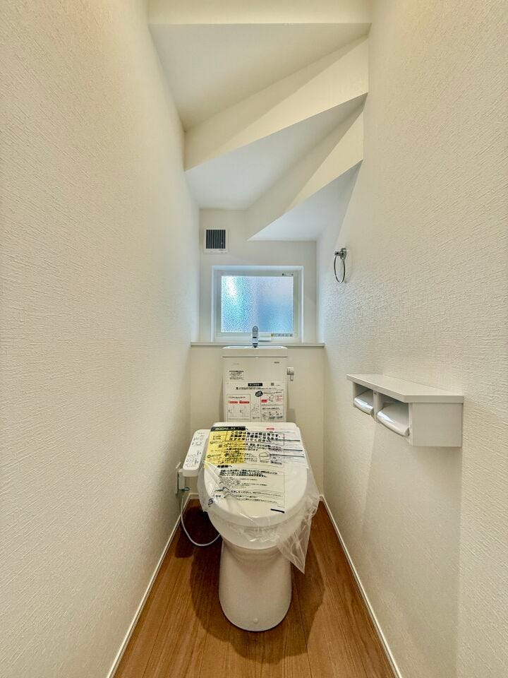 ◇トイレ◇
清潔感溢れ、居心地よく落ち着ける空間となっています。グリーンをプラスしてさらに清潔感をアップするのもオススメです。空気がきれいに感じられ、おしゃれ度もアップしますね。