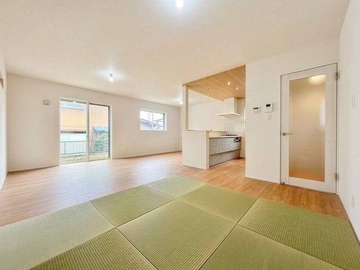 ◇畳コーナー◇
様々な用途に利用可能な畳コーナー。お子様を遊ばせたり、目の届くリビングでお昼寝させたいときに大変重宝します。洗濯物を畳んだり、アイロンスペースとしてお使いいただいてもいいですね。