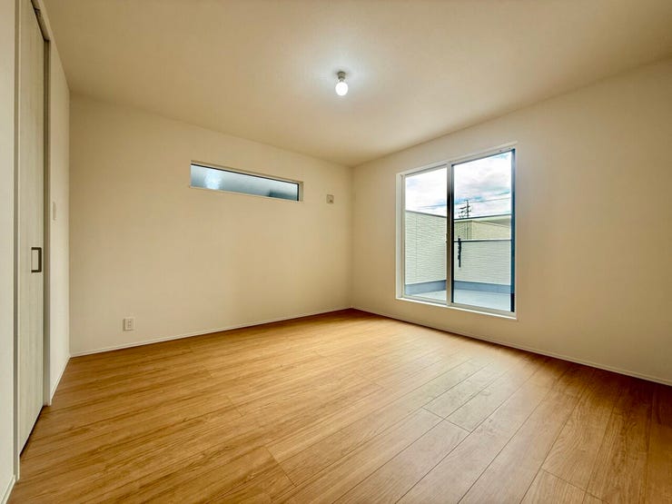 ◇8帖洋室◇
ご夫婦の主寝室に最適なお部屋です。十分な広さがあるので、大切なプライベート空間を素敵に演出できます。ベッドだけでなく、テレビやサイドテーブルなども置いていただけそうです。