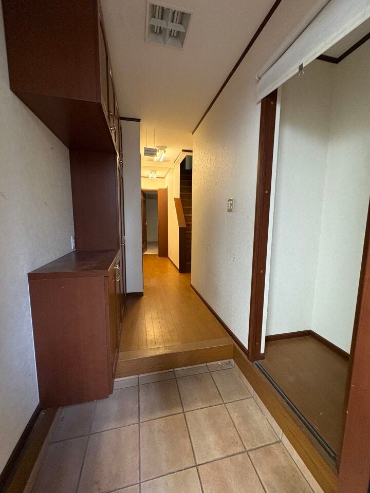 収納スペースもある玄関