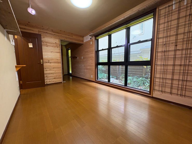 窓が大きく、明るい雰囲気