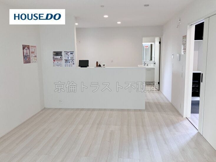 リビングを見渡すことができる対面式カウンターキッチン。リビングと一体感があります♪