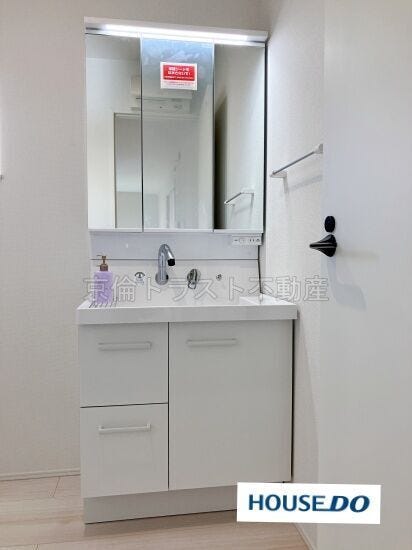 洗面台はお手入れがしやすい一体型ボウル。三面鏡の裏は収納スペースになっていて機能的です!