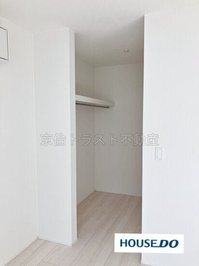 主寝室にウォークインクローゼットがあります!たくさんの洋服や季節用品を1ヶ所にまとめて機能的に収納できます!