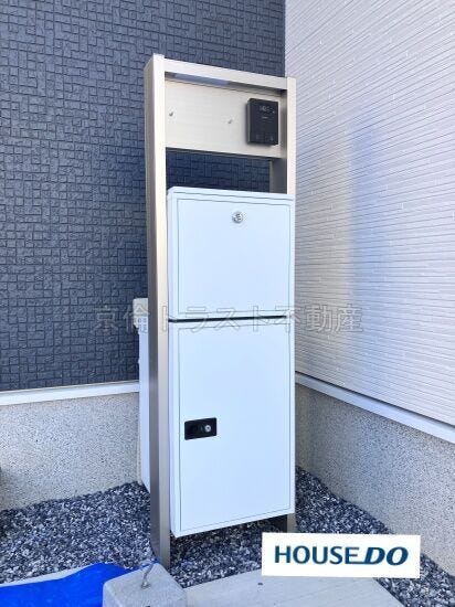 エントランスにはインターホンとポストが一体になった機能門柱が設置されています。便利な宅配ボックス付きです◎