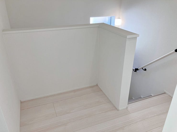 階段に採光窓があり、2Fホールも明るい印象です!