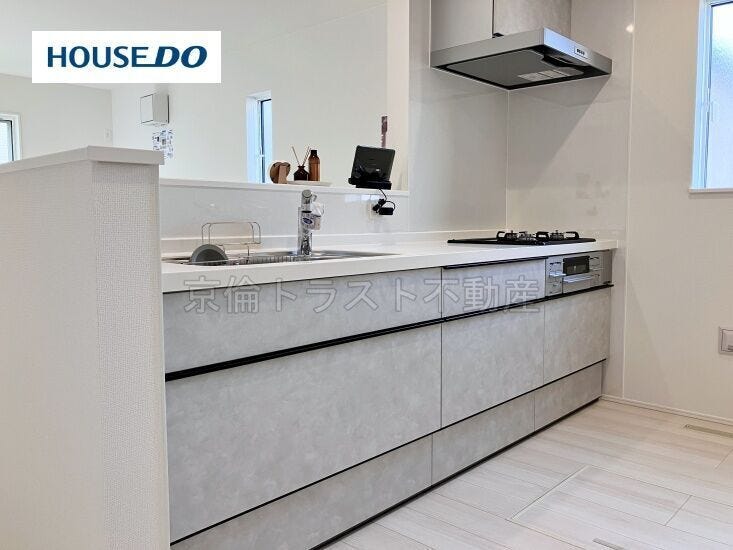 対面式キッチンですので、お子さまを見守りながら料理ができます♪洗面所への動線も良く、家事が効率よくはかどりそうです◎