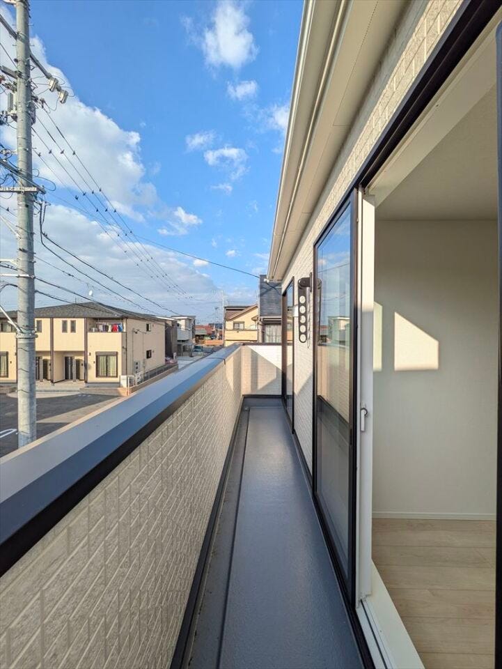 2部屋に繋がるバルコニー。各部屋よりお布団やシーツが干せて便利です