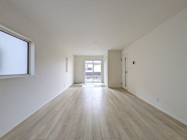 ご家族みんながゆったりくつろげる広々としたリビング。家具を置いても十分な広さがあるので、ゆったりお過ごしいただけます。