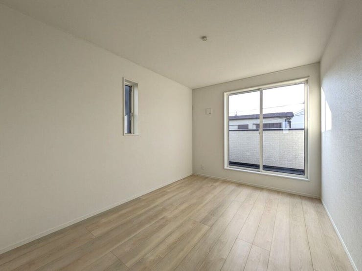 バルコニーに出られる大きな窓があり、広々と開放的な空間になっています