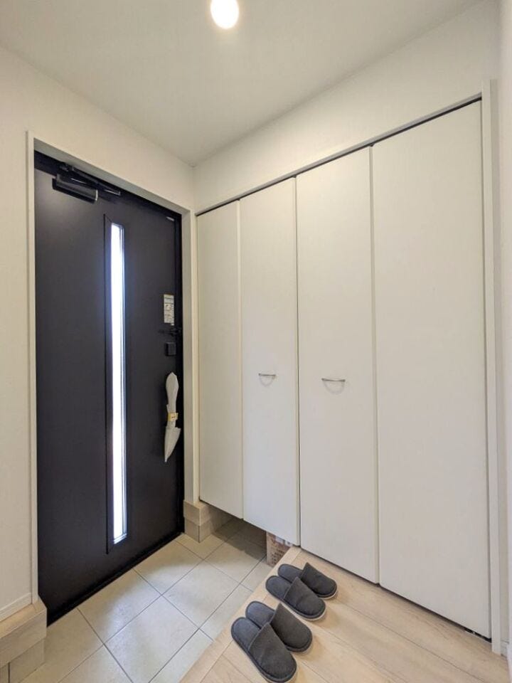 玄関には収納力の高いシューズボックスがあり、玄関をいつも綺麗な状態に保てます